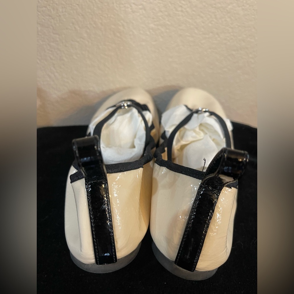 Tory Burch soft scrunch Cream Patent Flats with Black trim crisscross straps - Picture 7 of 11